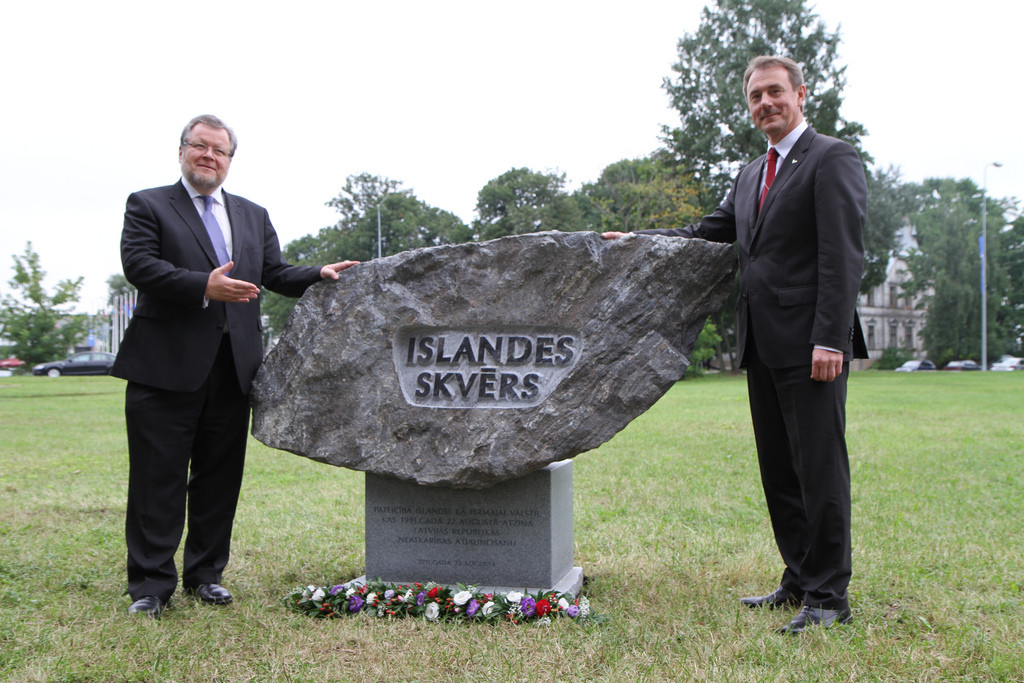 Íslandstorg vígt í Riga, höfuðborg Lettlands, í ágúst 2011. Minnismerkið er helgað því að Ísland var fyrst ríkja til að viðurkenna sjálfstæði Lettlands. Á myndinni sjást Girts Valdis Kristovskis þáverandi utanríkisráðherra Lettlands og Össur Skarphéðinsson núverandi utanríkisráðherra Íslands. Íslandstorg vígt í Riga, höfuðborg Lettlands, í ágúst 2011. Minnismerkið er helgað því að Ísland var fyrst ríkja til að viðurkenna sjálfstæði Lettlands. Á myndinni sjást Girts Valdis Kristovskis þáverandi utanríkisráðherra Lettlands og Össur Skarphéðinsson núverandi utanríkisráðherra Íslands.