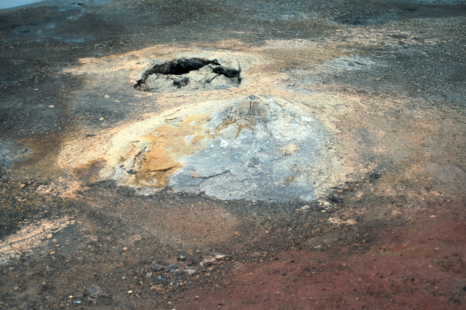 Brennisteinsþúfur á háhitasvæði í Vonarskarði. Fremri þúfan, um 2 m í þvermál, er „i fullum blóma“ en dökka þúfan fjær er hrunin. Þúfurnar eru holar innan og falla saman þegar þær kólna við það að gasstreymi að neðan hættir. Brennisteinsþúfur á háhitasvæði í Vonarskarði. Fremri þúfan, um 2 m í þvermál, er „i fullum blóma“ en dökka þúfan fjær er hrunin. Þúfurnar eru holar innan og falla saman þegar þær kólna við það að gasstreymi að neðan hættir.