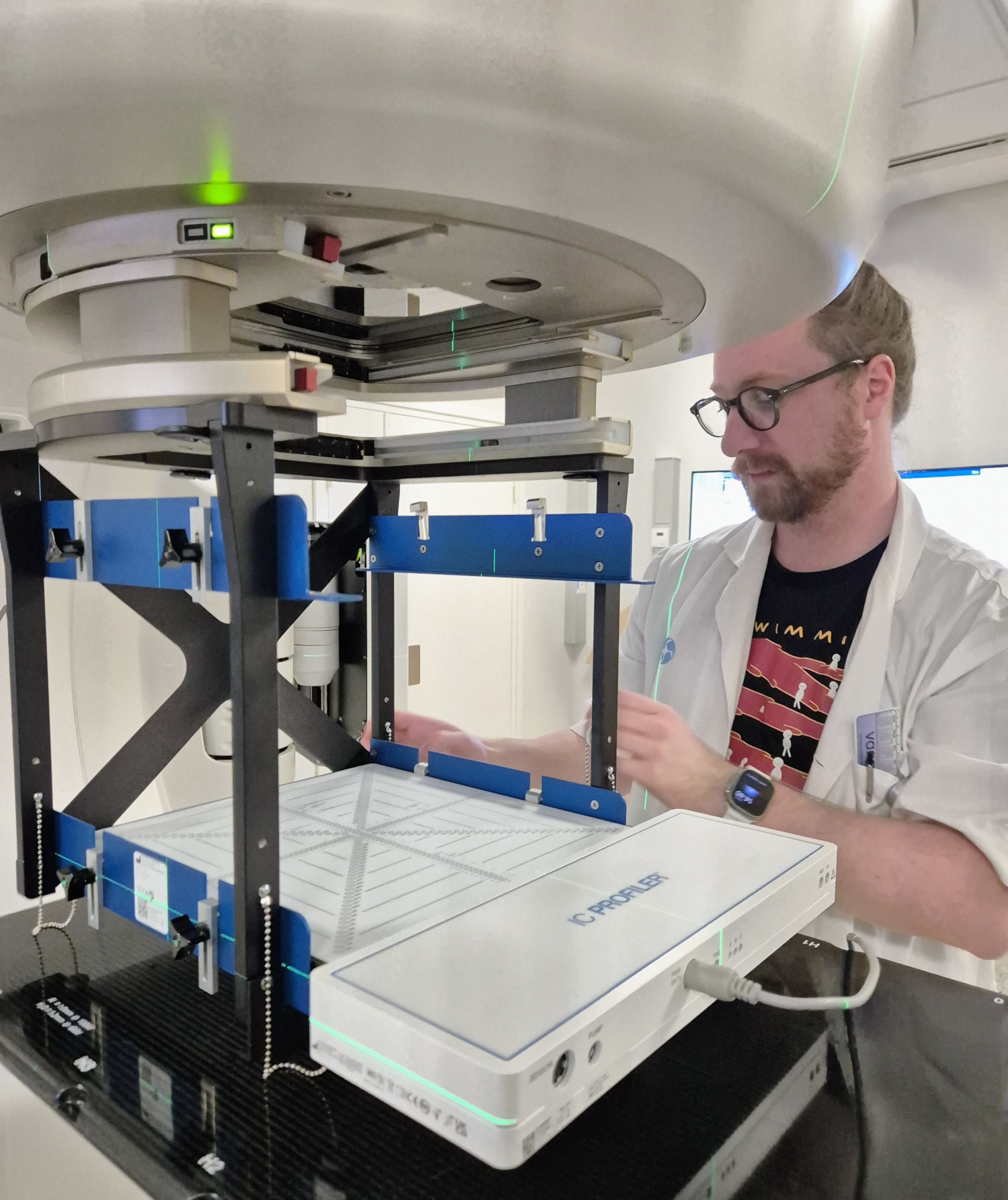 Eðlisfræðingur við störf á geislameðferðardeild.