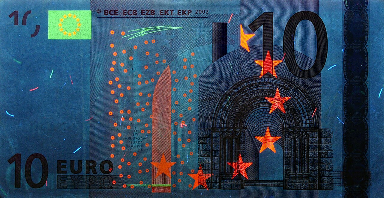 Á evruseðlinum eru ýmsir öryggisþættir sem gera fölsurum erfitt um vik. Til dæmis má skoða seðlana undir útfjólubláu ljósi og hlutar seðlanna verða þá ýmist rauðir, bláir eða grænir. Rauði liturinn stafar af frumefninu evrópíni. Á evruseðlinum eru ýmsir öryggisþættir sem gera fölsurum erfitt um vik. Til dæmis má skoða seðlana undir útfjólubláu ljósi og hlutar seðlanna verða þá ýmist rauðir, bláir eða grænir. Rauði liturinn stafar af frumefninu evrópíni.