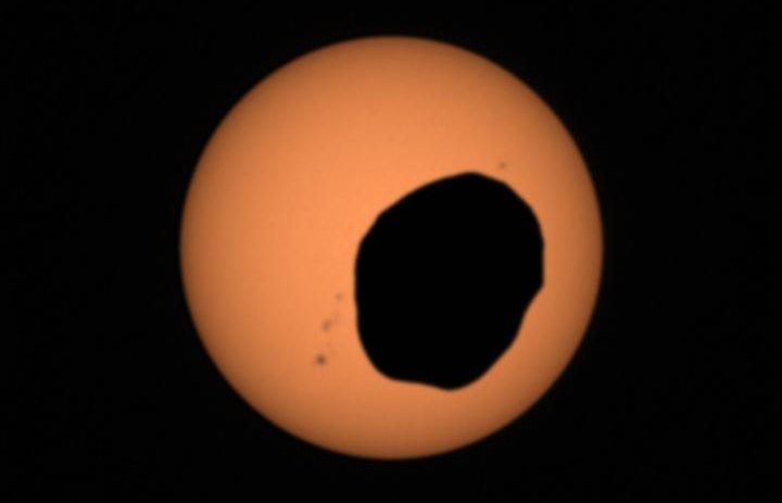 Mars hefur tvö lítil tungl, Fóbos og Deimos. Hvorugt þeirra hefur rétta stærð og afstöðu til að hylja sólina alla séð frá yfirborði Mars. Mars hefur tvö lítil tungl, Fóbos og Deimos. Hvorugt þeirra hefur rétta stærð og afstöðu til að hylja sólina alla séð frá yfirborði Mars.
