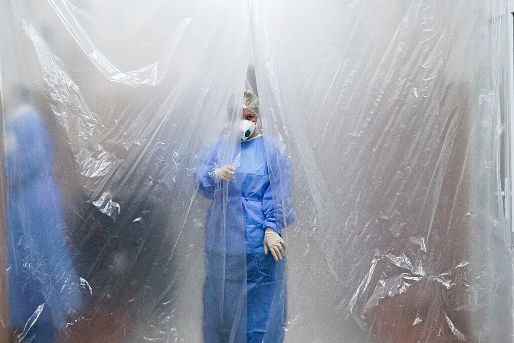 Miðað við tölur frá Alþjóðaheilbrigðismálastofnuninni, sem þegar þetta svar er skrifað ná til 31. ágúst 2025, hafa yfir 778 milljón tilfelli COVID-19 greinst á heimsvísu frá upphafi talningar. Fjöldi áætlaðra dauðsfalla er að minnsta kosti 7 milljónir og fjöldi innlagna er margfalt meiri. Rétt er að taka fram að tölurnar eru vanmetnar enda skráningum víða ábótavant. Miðað við tölur frá Alþjóðaheilbrigðismálastofnuninni, sem þegar þetta svar er skrifað ná til 31. ágúst 2025, hafa yfir 778 milljón tilfelli COVID-19 greinst á heimsvísu frá upphafi talningar. Fjöldi áætlaðra dauðsfalla er að minnsta kosti 7 milljónir og fjöldi innlagna er margfalt meiri. Rétt er að taka fram að tölurnar eru vanmetnar enda skráningum víða ábótavant.