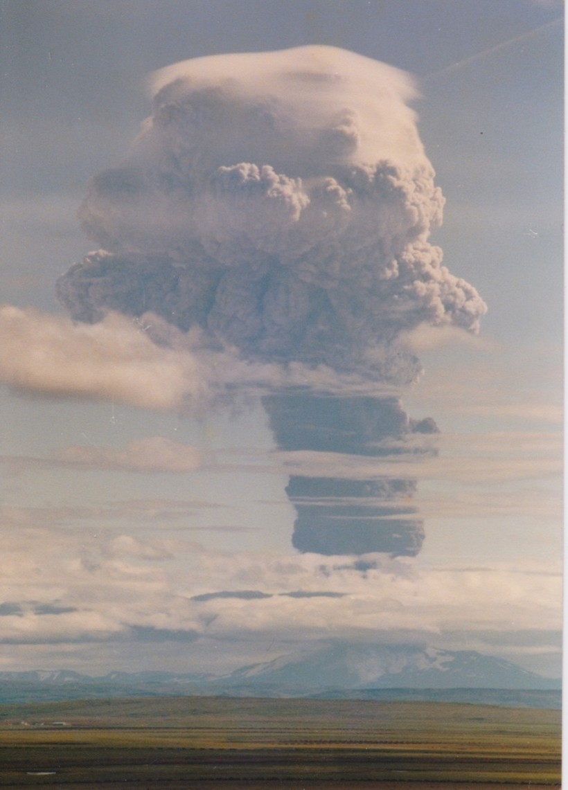 Byrjun gossins í Heklu 1980. Efst til hægri sést rák eftir farþegaþotu á leið yfir landið. Byrjun gossins í Heklu 1980. Efst til hægri sést rák eftir farþegaþotu á leið yfir landið.