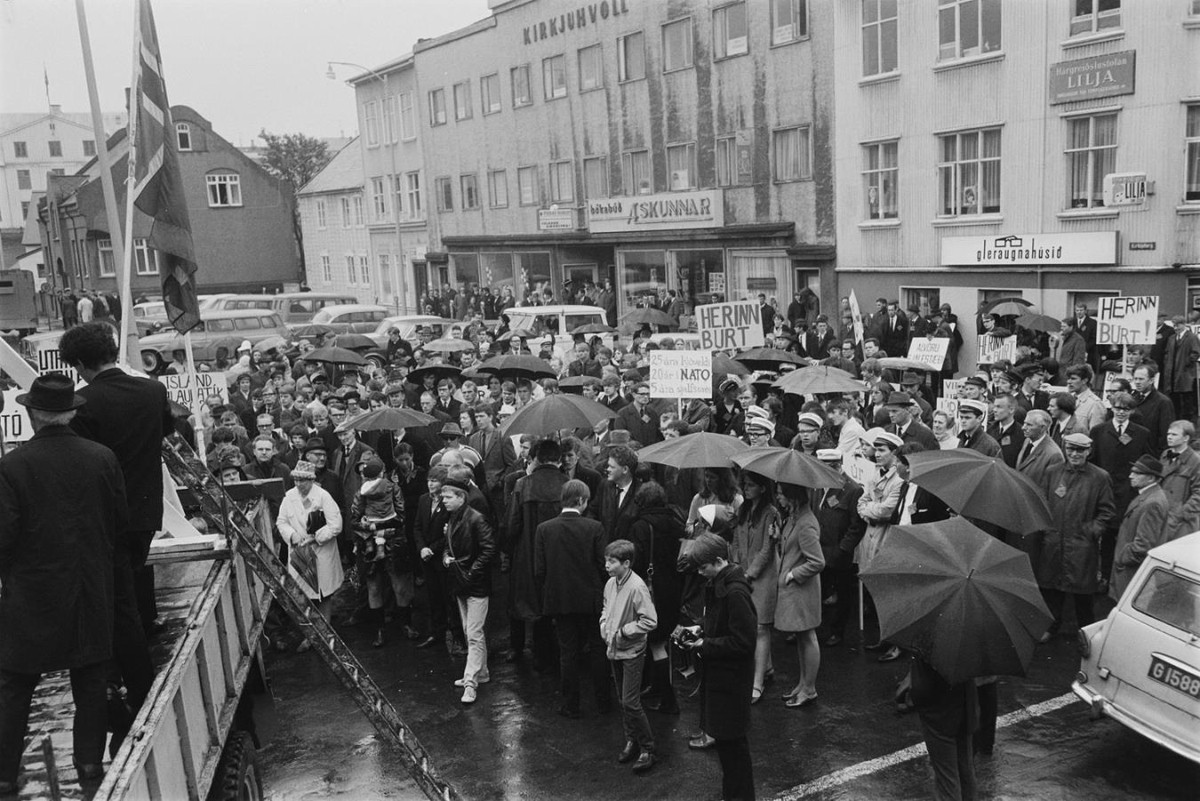 Frá Reykjavíkurgöngu 17. júní 1969. Ein af kröfum göngunnar var Ísland úr NATÓ, herinn burt. Frá Reykjavíkurgöngu 17. júní 1969. Ein af kröfum göngunnar var Ísland úr NATÓ, herinn burt.