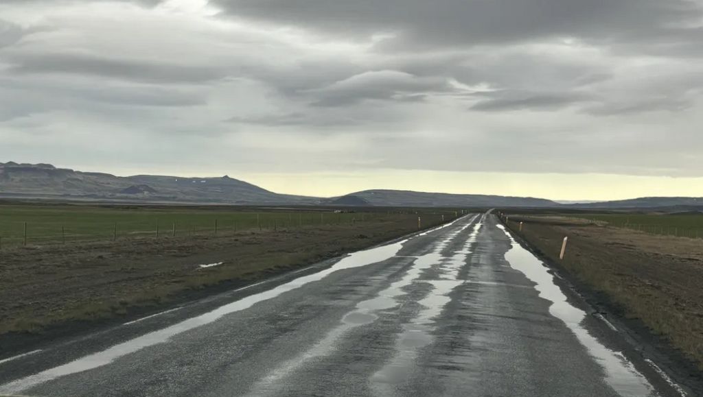 Hjólför myndast í vegum og götum af tveimur ástæðum, annars vegar vegna áraunar þungra öxla og hins vegar vegna nagladekkjaslits minni bíla. Hjólför myndast í vegum og götum af tveimur ástæðum, annars vegar vegna áraunar þungra öxla og hins vegar vegna nagladekkjaslits minni bíla.