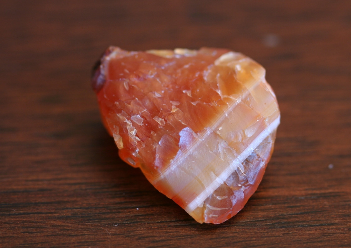 Karneól er rautt litarafbrigði kalsedóns, en kalsedón er örkristallað afbrigði af kvarsi. Ekki er til staðfest eintak af íslensku karneóli. Karneól er rautt litarafbrigði kalsedóns, en kalsedón er örkristallað afbrigði af kvarsi. Ekki er til staðfest eintak af íslensku karneóli.