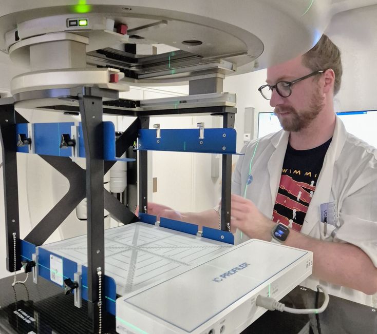 Læknisfræðilegur eðlisfræðingur við störf á geislameðferðardeild.