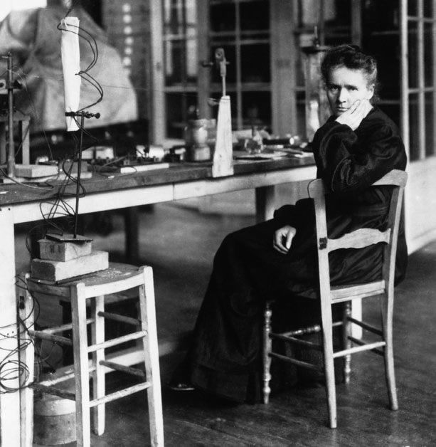 Vísindakonan Marie Curie um það bil 1900. Vísindalegar uppgötvanir eru ekki gerðar af mönnum í jakkafötum sem plotta heimsyfirráð, heldur af vísindafólki sem kúldrast tímunum saman inni á rannsóknarstofum og hefur af því takmarkaðan fjárhagslegan ávinning. Vísindakonan Marie Curie lést sjálf úr krabbameini sem var bein afleiðing af rannsóknum hennar. Vísindakonan Marie Curie um það bil 1900. Vísindalegar uppgötvanir eru ekki gerðar af mönnum í jakkafötum sem plotta heimsyfirráð, heldur af vísindafólki sem kúldrast tímunum saman inni á rannsóknarstofum og hefur af því takmarkaðan fjárhagslegan ávinning. Vísindakonan Marie Curie lést sjálf úr krabbameini sem var bein afleiðing af rannsóknum hennar.