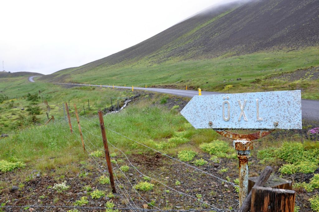 Björn Pétursson, sem yfirleitt er nefndur Axlar-Björn, bjó á Öxl í Breiðuvík á Snæfellsnesi. Samtíðarheimildirnar um hann gefa til kynna að hann hafi drepið fleiri en þrjá eða fjóra. Margar seinni tíma heimildir auka heldur við töluna, allt upp í átján. Björn Pétursson, sem yfirleitt er nefndur Axlar-Björn, bjó á Öxl í Breiðuvík á Snæfellsnesi. Samtíðarheimildirnar um hann gefa til kynna að hann hafi drepið fleiri en þrjá eða fjóra. Margar seinni tíma heimildir auka heldur við töluna, allt upp í átján.