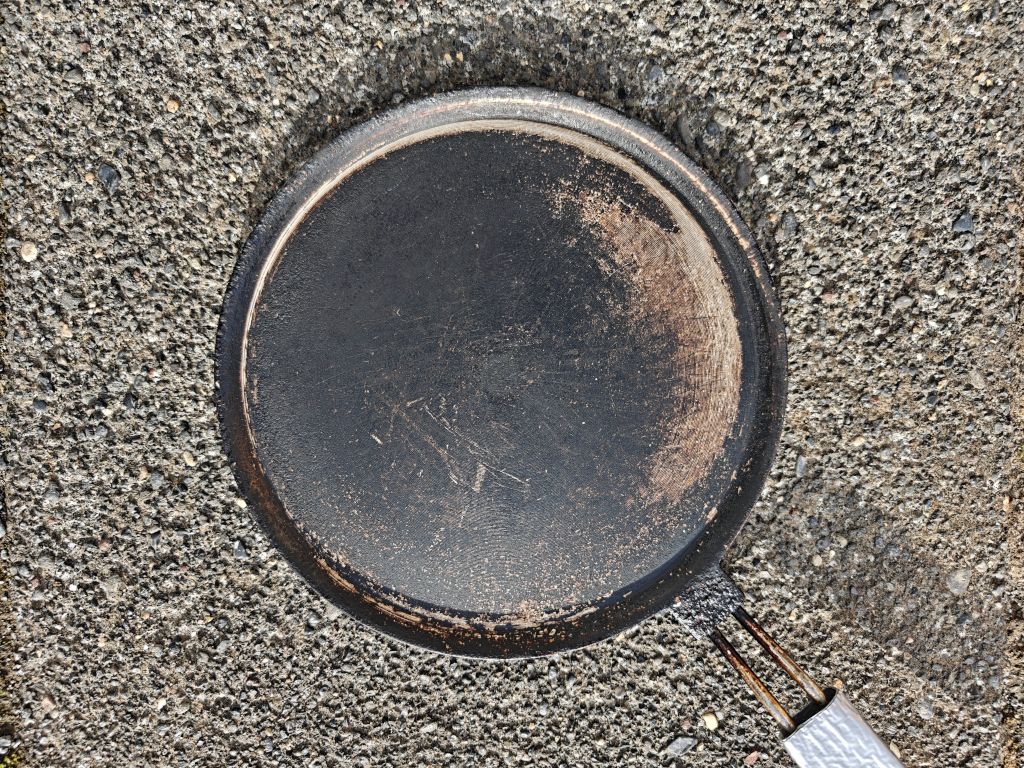 Gömul íslensk pönnukökupanna með málmskafti og plasthandfangi á endanum. Framleiðsla þeirra hófst 1950. Búið er að gera við plasthandfangið á þessari pönnu. Gömul íslensk pönnukökupanna með málmskafti og plasthandfangi á endanum. Framleiðsla þeirra hófst 1950. Búið er að gera við plasthandfangið á þessari pönnu.