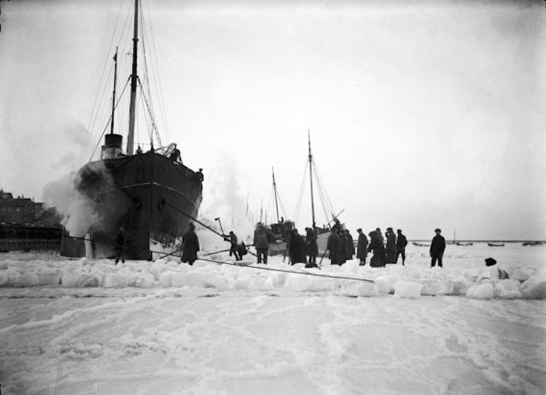 Skip fast í Reykjavíkurhöfn frostaveturinn mikla 1918.  Haustið 1917 var sérlega kalt og því fylgdi kaldur vetur. Það er þó langt frá því að vera reglan. 