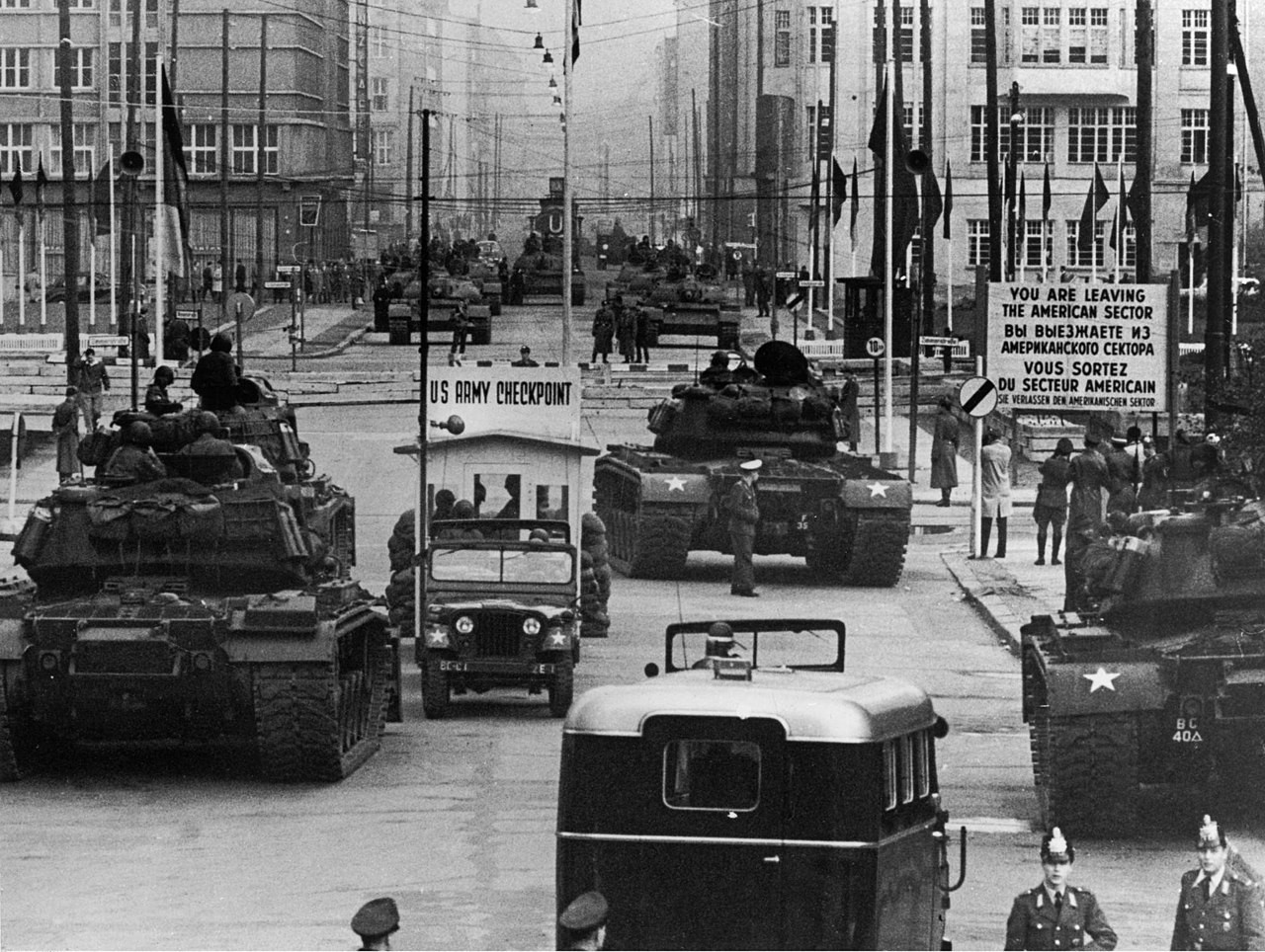 Bandarískir og sovéskir skriðdrekar andspænis hverjum öðrum við Checkpoint Charlie í Berlín 1961. Bandarískir og sovéskir skriðdrekar andspænis hverjum öðrum við Checkpoint Charlie í Berlín 1961.