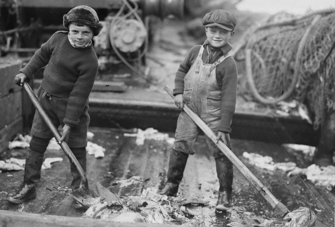 Ungir íslenskir drengir við vinnu. Mynd frá árinu 1927. Ungir íslenskir drengir við vinnu. Mynd frá árinu 1927.