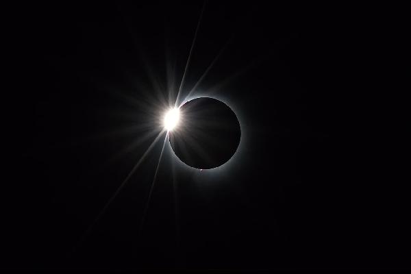Af hverju er ekki sólmyrkvi á jörðinni einu sinni í mánuði?