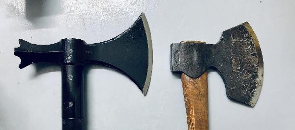 Hver er bókstafleg merking orðanna í orðatiltækinu „að stappa í einhvern stálinu“?