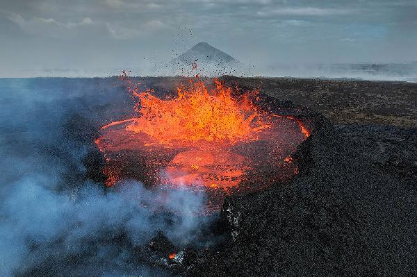 Í hvaða landi eru flest virk eldfjöll?