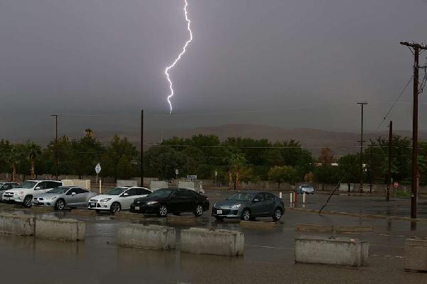 Er hættulegt að vera í rafmagnsbíl í eldingaveðri?