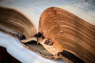 Eru einhverjar reglur til um hvernig eigi að eyða gömlum, skemmdum Biblíum?