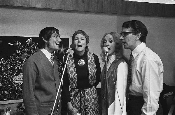 Hvers vegna var farið að nota ritháttinn „söngur“ í stað „saungur“?