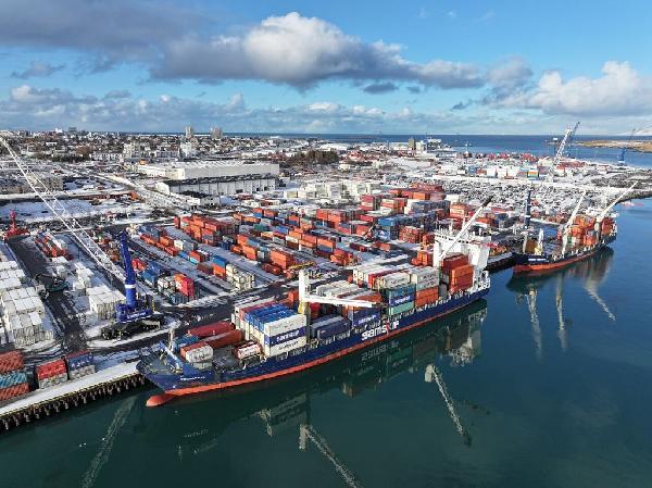 Hver er hagvöxtur á Íslandi miðað við evrusvæðið og hefði upptaka evru þar einhver áhrif?