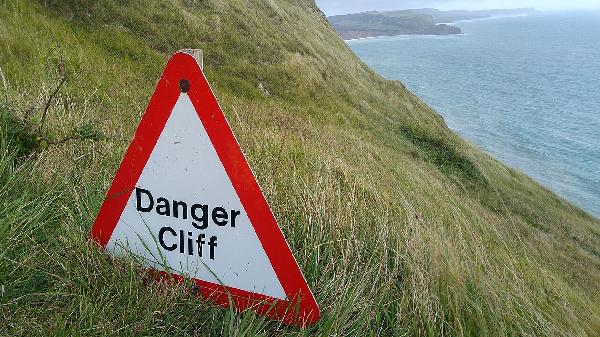 Hvað er vo- og -veifleigur í orðinu voveiflegur og hvaðan kemur orðið?
