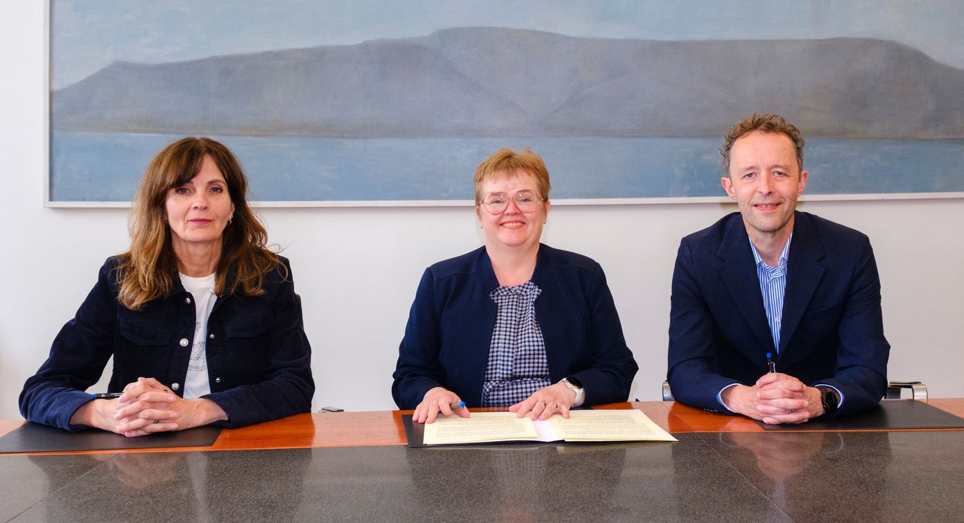 Bryndís Hrafnkelsdóttir, framkvæmdastjóri Happdrættis Háskóla Íslands, Silja Bára R. Ómarsdóttir, rektor Háskóla Íslands, og Jón Gunnar Þorsteinsson, ritstjóri Vísindavefs HÍ, endurnýjuðu á dögunum samning um stuðning Happdrættisins við Vísindavefinn. Bryndís Hrafnkelsdóttir, framkvæmdastjóri Happdrættis Háskóla Íslands, Silja Bára R. Ómarsdóttir, rektor Háskóla Íslands, og Jón Gunnar Þorsteinsson, ritstjóri Vísindavefs HÍ, endurnýjuðu á dögunum samning um stuðning Happdrættisins við Vísindavefinn.